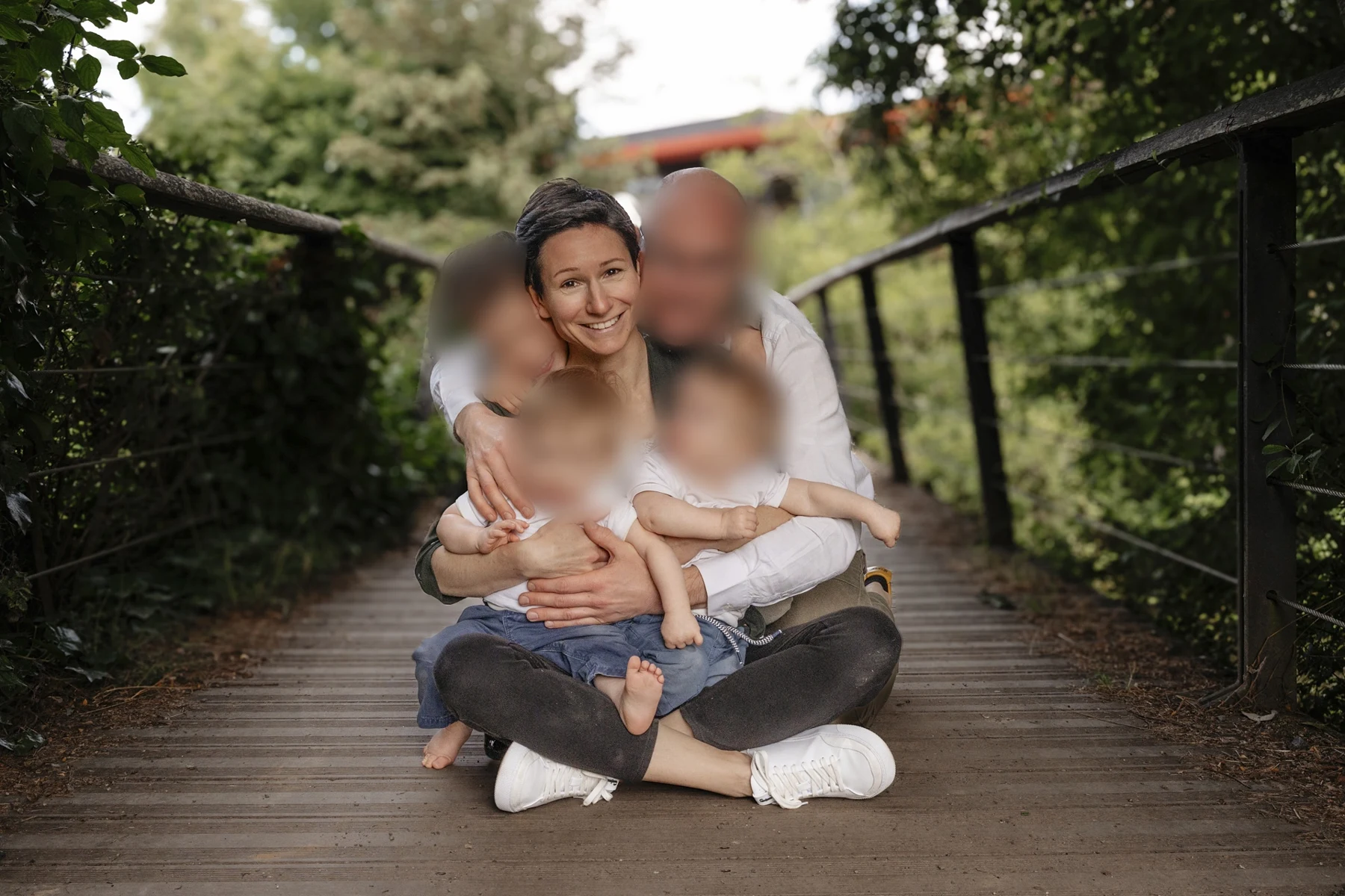 Maud avec sa famille dans un environnement naturel ; les autres visages sont anonymisés
